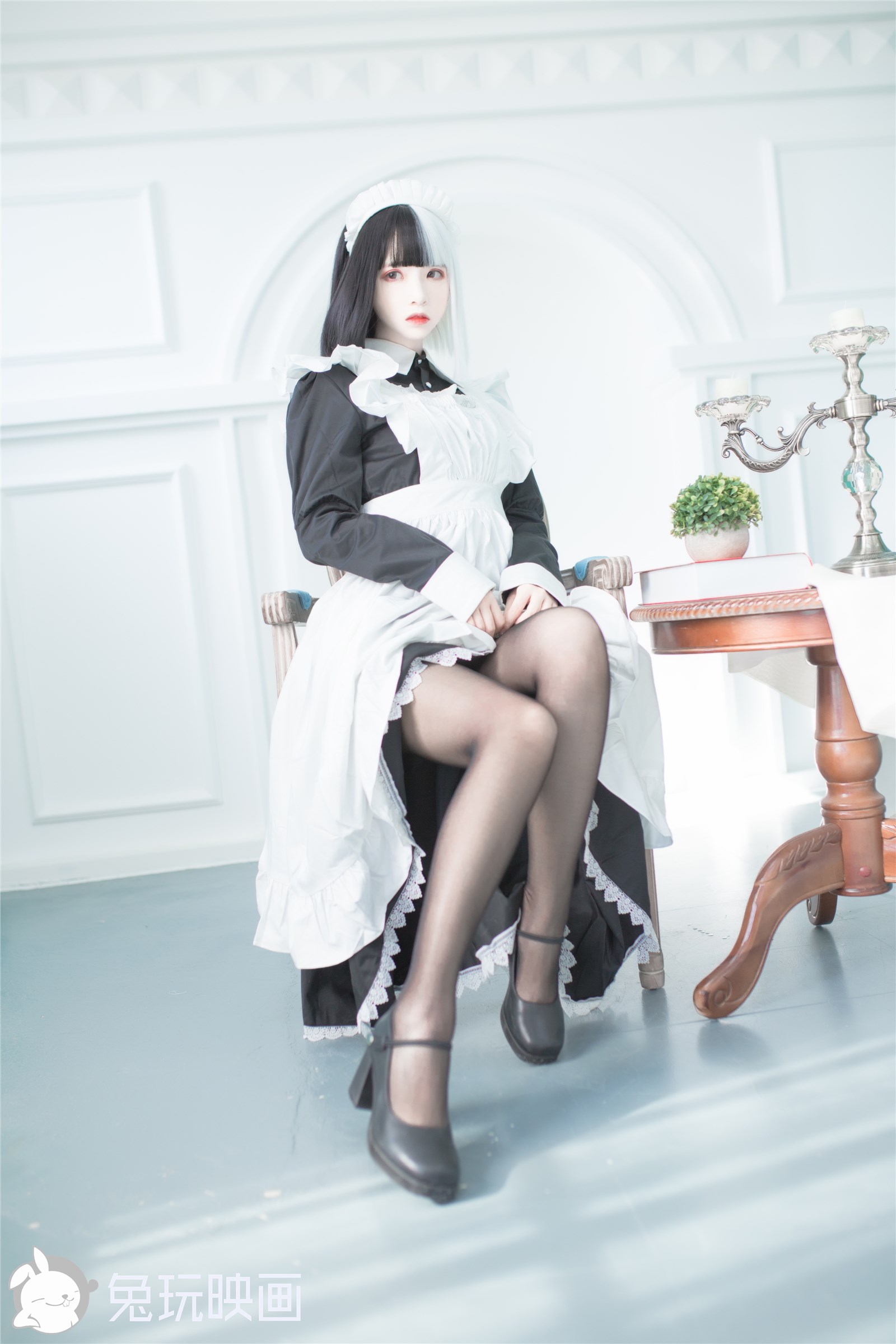 Rabbit Playing with Reflection VOL.073 Black and White Maid(7)